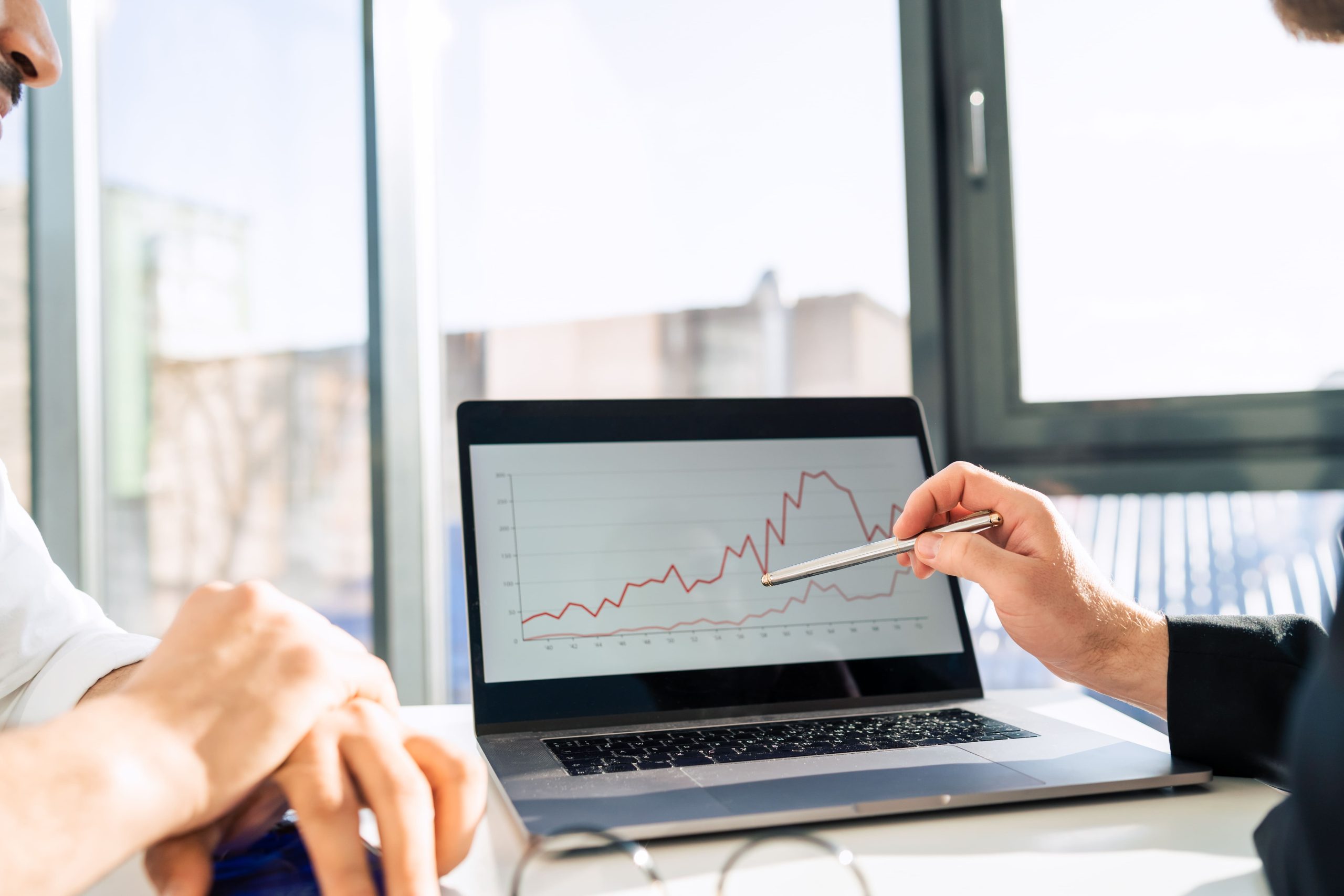 ¿CÓMO AUMENTAN SUS INGRESOS LAS FIRMAS DE SERVICIOS PROFESIONALES EN UN MERCADO COMPETITIVO?