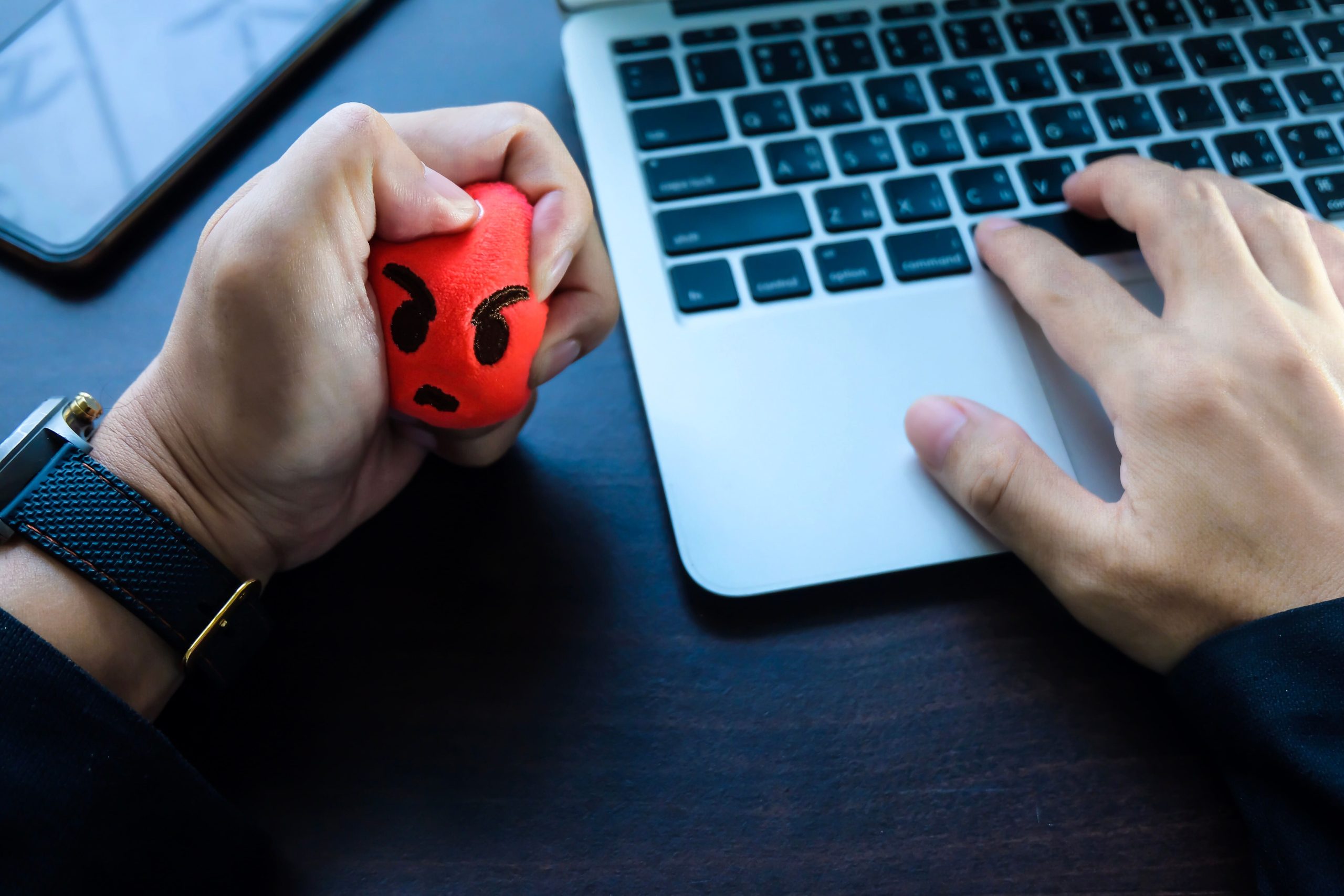 ESTRATEGIAS EFECTIVAS PARA LIDIAR CON EL ESTRÉS EN EL TRABAJO EN EMPRESAS DE SERVICIOS PROFESIONALES