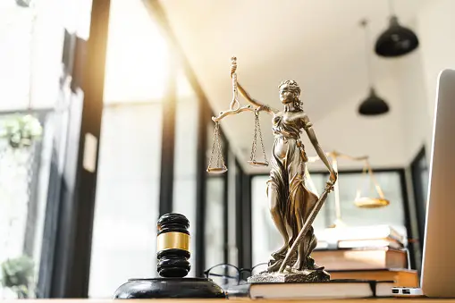 ÉTICA EN LAS FIRMAS DE ABOGADOS: NAVEGANDO POR UN MAR DE RESPONSABILIDAD