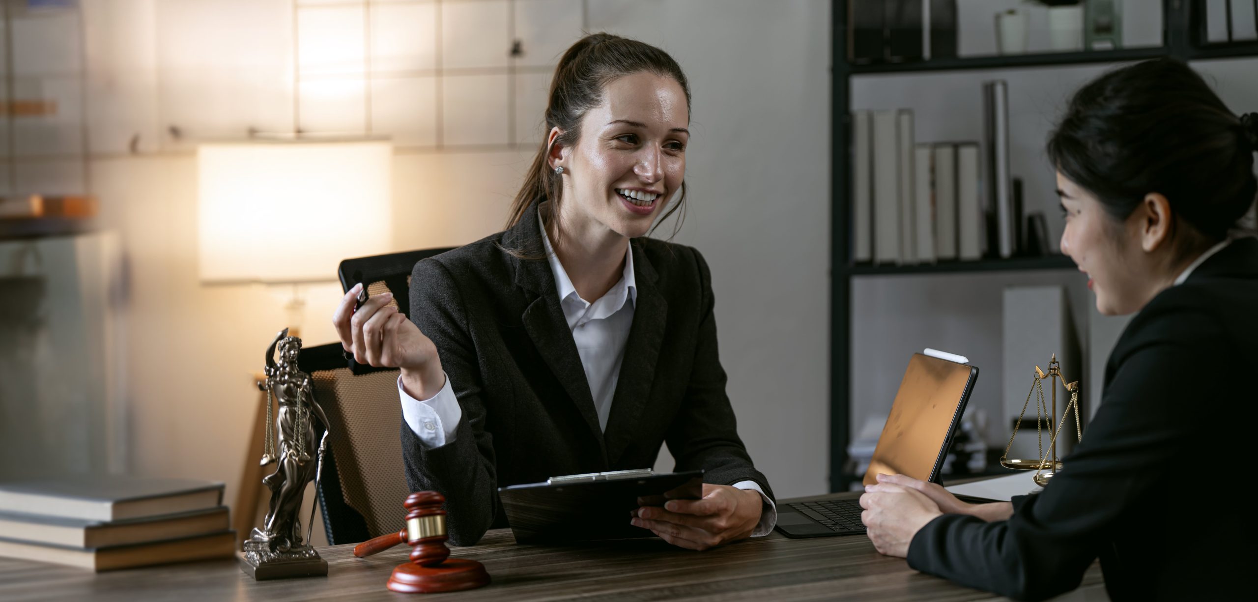 TÉCNICAS RÁPIDAS DE PNL EN LAS FIRMAS DE ABOGADOS: OPTIMIZANDO LA COMUNICACIÓN Y EL RENDIMIENTO