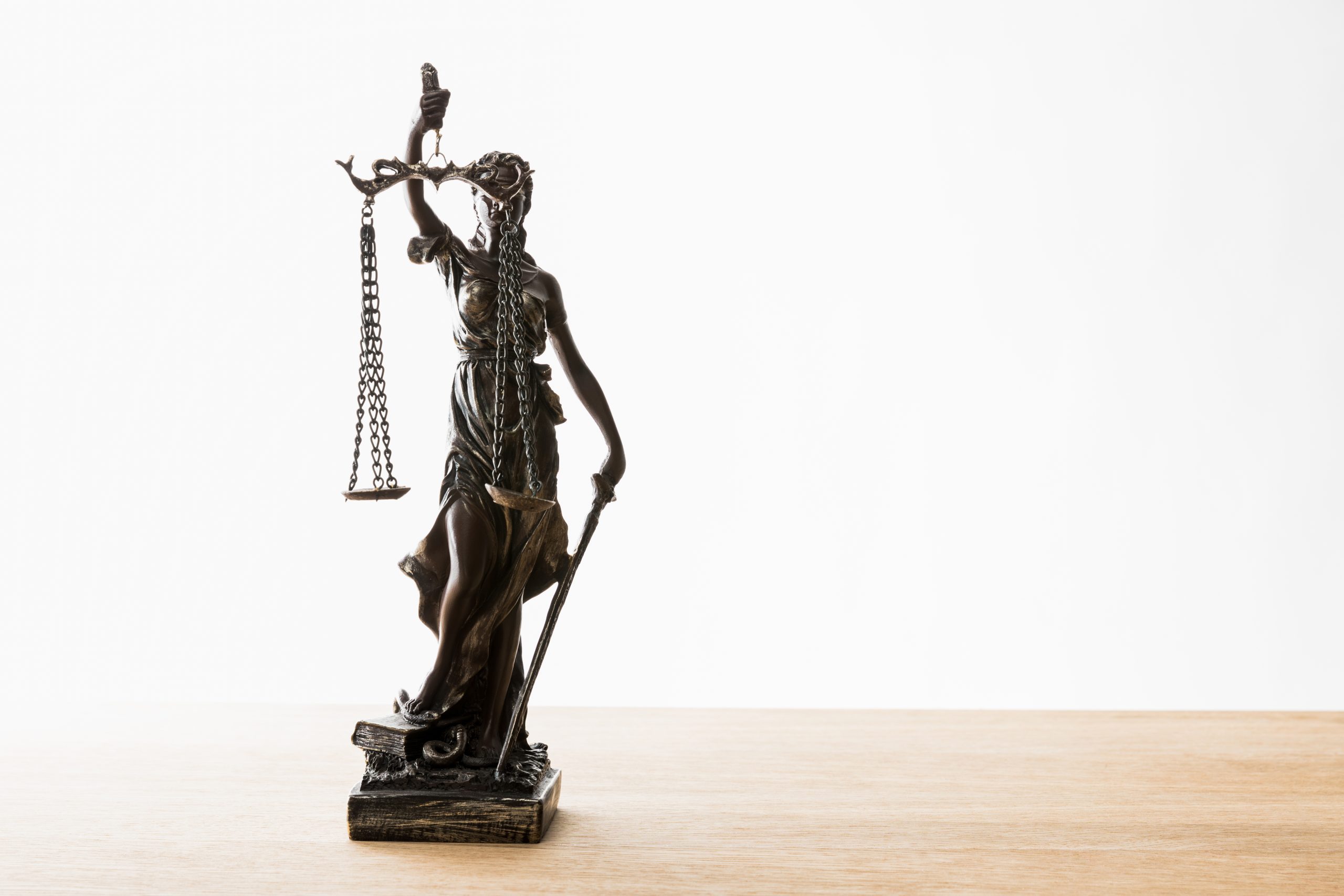 DARWINISMO LEGAL: EL DERECHO QUE SOBREVIVE